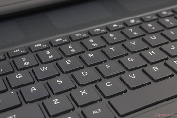 Az opcionális, alacsony profilú CherryMX billentyűkkel nagyon kényelmes a gépelés