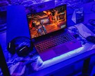 Játékos laptop kék megvilágításban egy demóállomáson, egy játék futtatásával (Kép forrása: Pexels / Bertellifotografia)