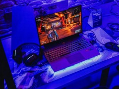 Játékos laptop kék megvilágításban egy demóállomáson, egy játék futtatásával (Kép forrása: Pexels / Bertellifotografia)