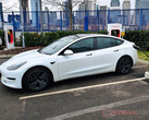 Tesla Model 3 egy Supercharger állomáson. (Kép forrása: Notebookcheck)