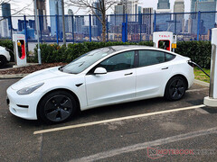 Tesla Model 3 egy Supercharger állomáson. (Kép forrása: Notebookcheck)