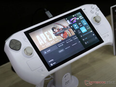 A Zotac ismét megmutatta második generációs Zone játékkéziszámítógépét fehér és arany kivitelben. (Kép forrása: Notebookcheck)