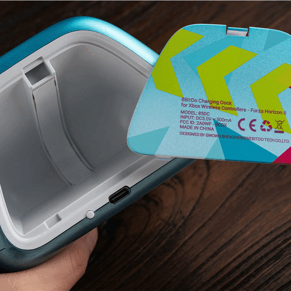 A 8BitDo töltődokkoló rendelkezik egy tárolórekesszel az Xbox-vezérlő kisebb tartozékai számára.
