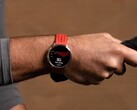 Az Amazfit Active 2 okosórák (a képen látható kerek) megkapják a 6.7.0.1 frissítést. (Kép forrása: Amazfit)