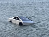 Egy Tesla Cybertruckot kellett kiemelni a texasi Grapevine-tóból, miután a Wade Mode tesztje nem sikerült.