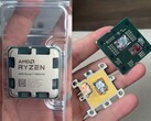 Képek a megrongálódott és fedél nélküli AMD Ryzen 7 7800X3D-ről