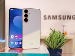 A Galaxy S25 FE ismerős formanyelvvel és viszonylag vékony kijelzőkeretekkel rendelkezik. (Kép forrása: Notebookcheck)