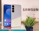 A Galaxy S25 FE ismerős formanyelvvel és viszonylag vékony kijelzőkeretekkel rendelkezik. (Kép forrása: Notebookcheck)