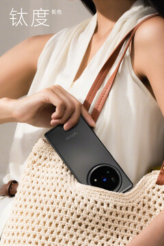 A Vivo X Fold5 titániumban.