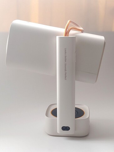 A Yaber T1 Pro aszimmetrikus, felülről nehéz kialakításának köszönhetően könnyen előrebillen, ha véletlenül meglökik. (Kép forrása: Notebookcheck)