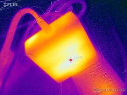 A hálózati adapter 44 C fölé emelkedik, ha igényes terhelést használunk