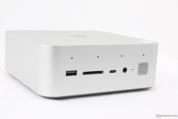 Elöl: USB-A 3.2 Gen. 2 (10 Gbps), SD kártyaolvasó, USB-C w/ DisplayPort (10 Gbps), 3,5 mm-es fejhallgató, ujjlenyomat-érzékeny bekapcsológomb, négyes mikrofoncsoport