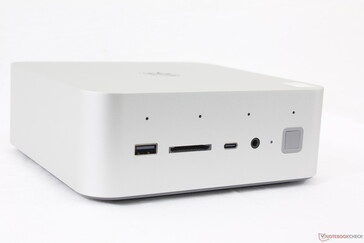 Elöl: USB-A 3.2 Gen. 2 (10 Gbps), SD kártyaolvasó, USB-C w/ DisplayPort (10 Gbps), 3,5 mm-es fejhallgató, ujjlenyomat-érzékeny bekapcsológomb, négyes mikrofoncsoport