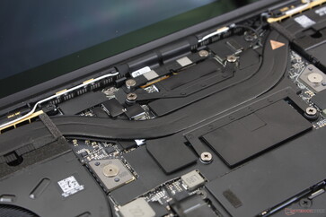 A hűtési megoldás egyetlen nagy réz hőcsőből és két ~50 mm-es ventilátorból áll