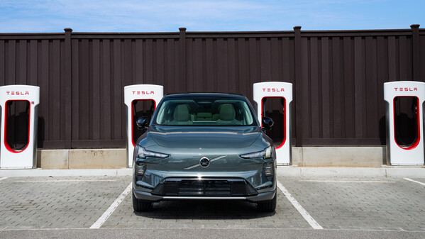 2026 negyedik negyedévétől kezdődően a tisztán elektromos meghajtású Volvo modellek, például a kompakt EX30 vezetői több mint 20 000 Tesla Superchargert használhatnak majd Európa-szerte közvetlenül a Volvo saját okostelefonos alkalmazásán keresztül.