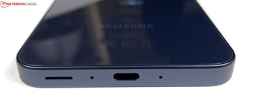 Alul: hangszóró, mikrofon, USB-C 2.0, mikrofon