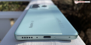 Alul: hangszóró, mikrofon, USB-C 2.0, SIM/microSD foglalat (kép forrása: Manuel Masiero)