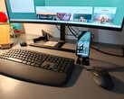 A Google Pixel 10a csatlakoztatva van egy monitorhoz, és a Logitech MK880-at használja beviteli eszközként.