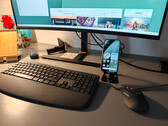 A Google Pixel 10a csatlakoztatva van egy monitorhoz, és a Logitech MK880-at használja beviteli eszközként.