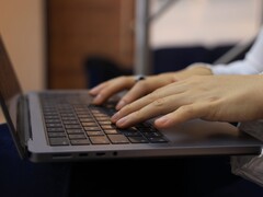 Laptop billentyűzetén gépelő kezek