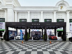 A Volvo kiállítási standja a Realestate.com.kh Expo 2022 kiállításon, ahol több Volvo autót, köztük SUV-kat is bemutatnak, promóciós bannerekkel és márkajelzéssel egy nagy, oszlopokkal díszített fehér épület előtt. (Kép forrása: I'm Zion via Pexels)