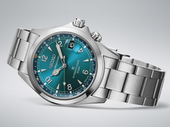 A Seiko Prospex Alpinist (modellszám SPB507, a képen látható) kék számlapú. A másik két modellnek fekete és zöld számlapja van. (Kép forrása: Seiko)