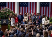 Fénykép Donald Trump amerikai elnökről, amint aláírja a Take It Down Actet egy washingtoni ünnepségen. (Kép forrása: @FLOTUS on X)