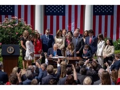 Fénykép Donald Trump amerikai elnökről, amint aláírja a Take It Down Actet egy washingtoni ünnepségen. (Kép forrása: @FLOTUS on X)