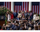 Fénykép Donald Trump amerikai elnökről, amint aláírja a Take It Down Actet egy washingtoni ünnepségen. (Kép forrása: @FLOTUS on X)