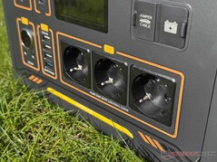 Három 230 V-os aljzat