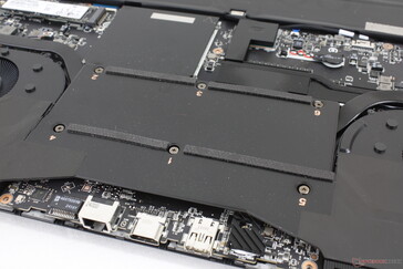 Az MSI "Intraflow" ventilátorok a ventilátorok között több belső alkatrészen keresztül vezetik a friss levegőt