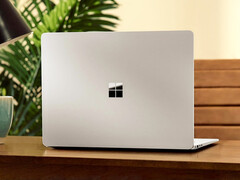 Állítólag a Surface „Minos” fekete és platina kivitelben lesz kapható; a képen a Surface Laptop 8 látható.