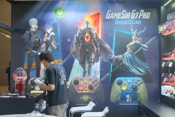 A GameSir G7 Pro Dragon's Dogma Edition vezeték nélküli kontroller Xboxhoz a Tokyo Game Show kiállításon. (Kép forrása: GameSir)