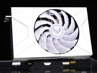 GeForce Az RTX 4070 Sakura Snow X teljesen alumíniumból megmunkált burkolattal rendelkezik (Kép forrása: Zephyr)