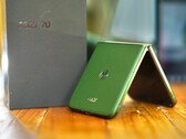 A Motorola Razr Plus 2026 az új titán zsanérjának köszönhetően nagyobb stabilitást és tartósságot biztosít.