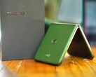 A Motorola Razr Plus 2026 az új titán zsanérjának köszönhetően nagyobb stabilitást és tartósságot biztosít.