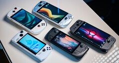 Különböző kézi játék PC-k egy asztalon