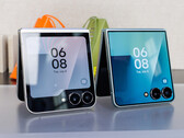 Samsung Galaxy Z Flip7 (jobbra) a Flip7 FE-vel összehasonlítva (balra)
