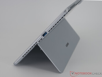 Jobbra: 1 × USB 3.0 Type-A