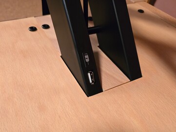 A táblagép vagy okostelefon az USB-A porton keresztül táplálható.