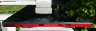 Balra: 3,5 mm-es fejhallgató-csatlakozó, USB-C 2.0, microSD foglalat, USB-C 3.1 Gen 1 DisplayPorttal