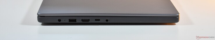 balra: 3.2 Gen 1, HDMI, USB-C 3.2 Gen 1 (PD/DP-vel együtt), 3,5 mm-es audiocsatlakozó