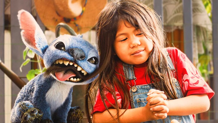 Stitch életre kelti jellegzetes káoszát az újonc Maia Kealoha mellett, aki Lilo szerepében tűnik fel a Disney élőszereplős adaptációjában, a Lilo & Stitchben (2025). A kép forrása: Stitch & Stitch, Stitch & Stitch, Stitch & Stitch, Stitch & Stitch, Stitch & Stitch: A Disney által generált kép; karakterek: Disney