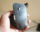 A Logitech MX Master 4 grafit színben (Kép forrása: Abhinav Fating/Notebookcheck)
