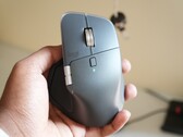 A Logitech MX Master 4 grafit színben (Kép forrása: Abhinav Fating/Notebookcheck)