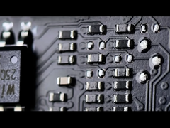 Az MSI RTX 5090 Lightning alaplap képe, amelyen az ellenállások és a nyomvonal elrendezése látható