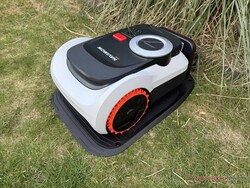 A Navimow i210 LiDAR Pro a töltőállomásán