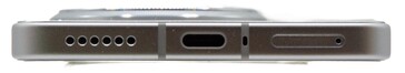 Alul: hangszóró, USB, mikrofon, SIM foglalat