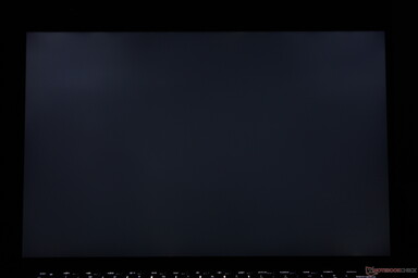 Könnyű-mérsékelt háttérvilágítás a felső sarkok mentén