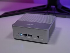 Minisforum X1 Lite mini PC elülső I/O, USB portok és bekapcsológomb (Kép forrása: ETA Prime via YouTube)
